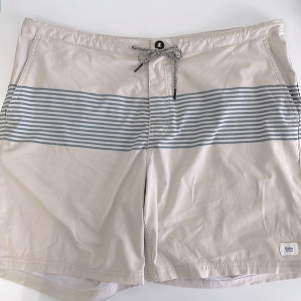 Katin men’s Size 36 swim board shorts.  Button & snap fly. Ties at waist. EUC